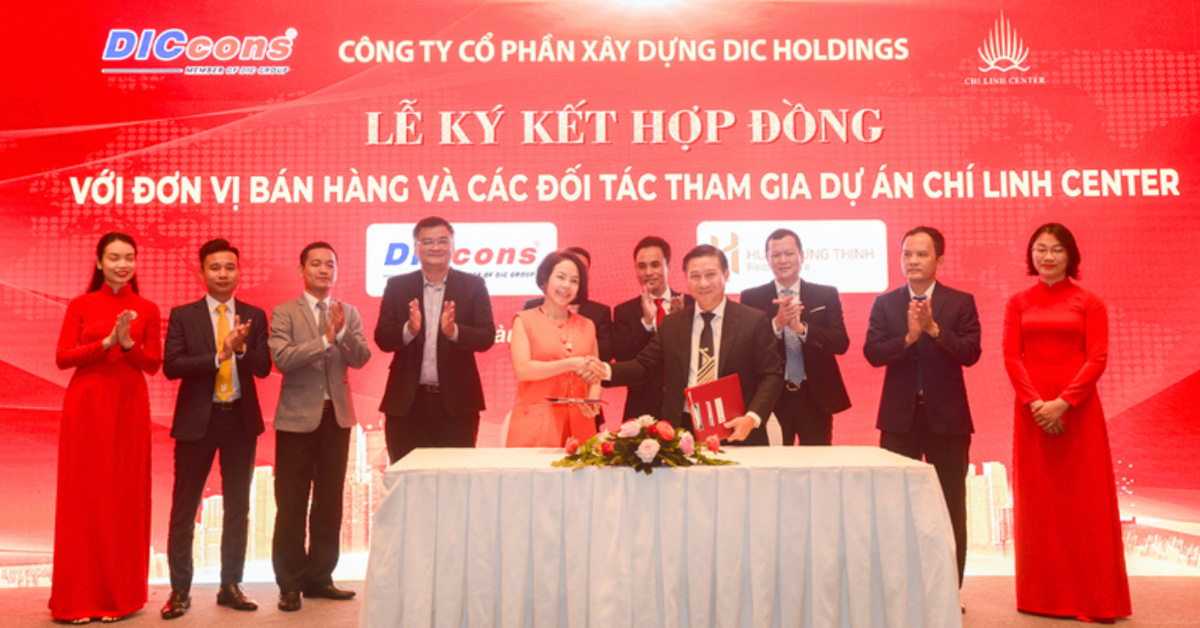 Đại diện DICcons (bên phải) và Hưng Hưng Thịnh ký kết hợp tác phân phối độc quyền dự án Chí Linh Center (Ảnh: Chí Linh Center).