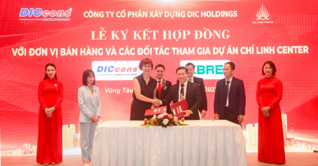 Đại diện CBRE Việt Nam và DICcons (bên phải) ký kết hợp tác tư vấn quản lý vận hành dự án Chí Linh Center (Ảnh: Chí Linh Center).